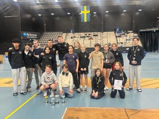 Sista stora tävlingen på säsongen och som vanligt är det USM i Karlskrona som levererar👊

Under två hektiska dagar kämpade våra tappra Ängby fäktare i Karlskrona och tog hem flera medaljer, bra erfarenheter och glada minnen👌 I U13 klasserna blev det totalt fem stycken medaljörer från Ängby. Hos damerna fick Vera-Li en fin tredjeplats och Wilma knep guldmedaljen efter en bra tävling🥉🥇 Hos herrarna var det hela tre Ängby:are på pallen🤝 Miliam och Vincent fick dela på bronset, medan Valentin var den som stod segrande och fick förstaplatsen🥉🥉🥇 I åldersklassen över, U15 så blev det medaljer där också. Jonathan fäktare fantastiskt hela helgen och tog guldet för herrarna🥇💪 Carolina lyckades också fäkta till sig en välförtjänt tredjeplats i damklassen🥉👏

På U17 sidan så blev det flera triumfer där också. Både Alvar och Jonathan hamnade på pallen vid söndagens slut🫡 Alvar var den som kammade hem förstaplatsen och Jonathan fick nöj sig med bronset i denna klass🥉🥇 Det blev tyvärr inga medaljer hos damerna här, men det var fortfarande bra insatser från de startande. Vi hade såklart flera domare och ledare på plats som vi också måste tacka😤 Utan er hade det varit ett riktigt USM🙏

 Nu är det snart sommarlov, men vi på Ängby slutare aldrig att träna. Vi ska jobba ännu hårdare och visa vart skåpet ska stå nästa säsong👊

#svartvittguld #ängbyärbäst