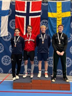 Fantastiska resultat för ÄFK under NM:s första dag! 🇸🇪🤺

Medaljer:
🥇 Jonathan Kong – U17 herr
🥇 Frank Voltaire – U23 herr
🥈 Mathilda Andersson – senior dam
🥈 Alvar Ahrling – senior herr

Övriga resultat 🤺

U17 damer:
•⁠ ⁠Carolina Barker – 12:e plats
•⁠ ⁠Vera Li Sjöblom – 16:e plats

U17 herrar:
•⁠ ⁠Milo Jaranka – 6:e plats
•⁠ ⁠Vincent Jakab – 15:e plats
•⁠ ⁠Leon Jaranka – 16:e plats
•⁠ ⁠Louis Guerin Österlin – 17:e plats

Senior herrar:
•⁠ ⁠Frank Voltaire – 10:e plats

Totalt för ÄFK idag: 2 guld, 2 silver och 1 brons! Stort grattis till alla fäktare! 👏

Alla resultat går att hitta här:
https://www.fencingworldwide.com/en/34420-2026/tournament/

#ÄFK2026